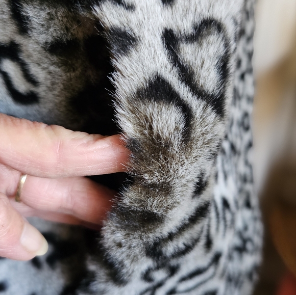 Amanda Collection women's faux leopard fur swing jacket. Size small. - Picture 6 of 12
